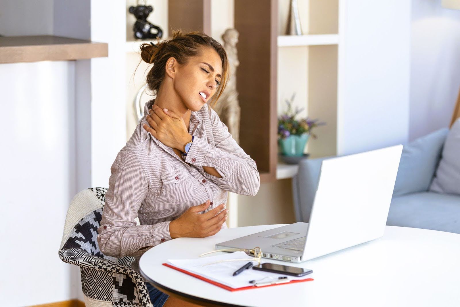 IR sauna benefits include relieving tech neck symptoms